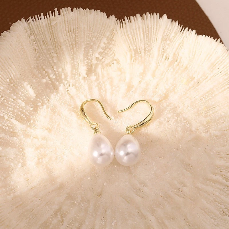 Women's French Fashion Pearl Earrings