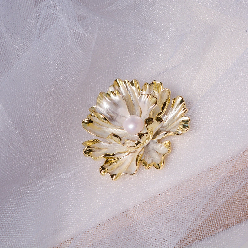 Natural Freshwater Pearl Brooch Retro Pin Elegant Corsage