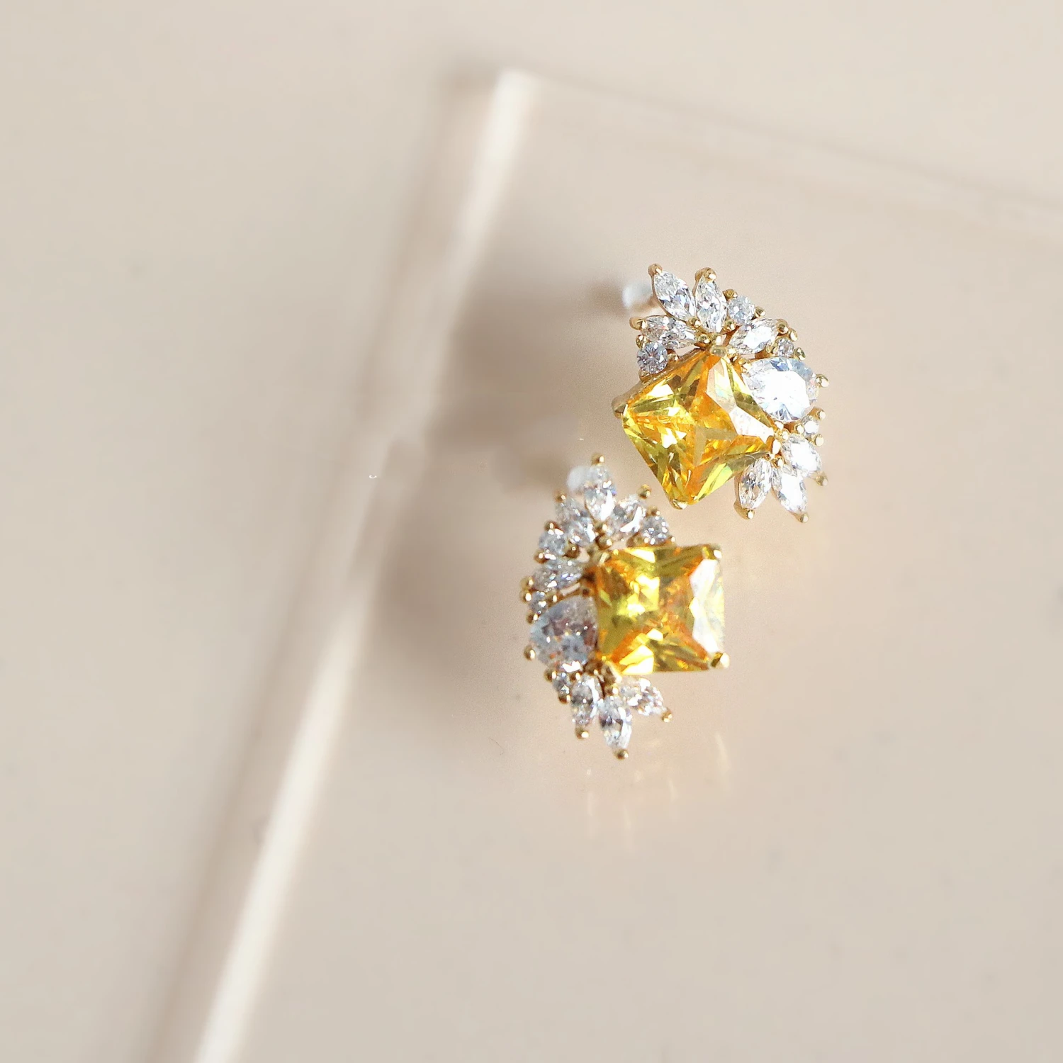 Yellow Diamond Temperament Versatile Female Earrings