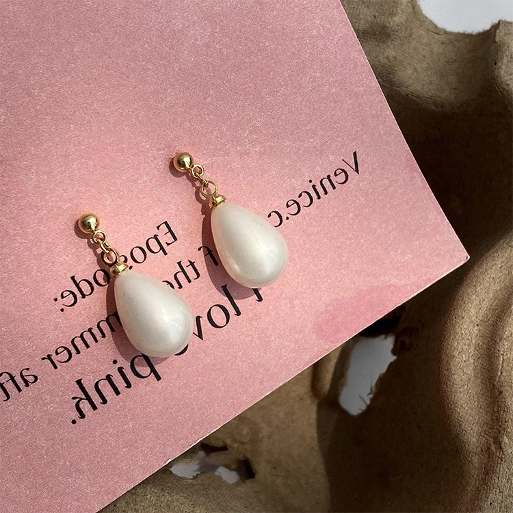 Women's Vintage Water Drop Pearl Stud Earrings