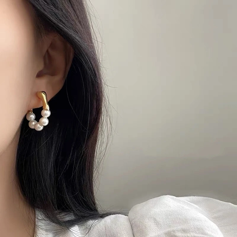 Fashionable Temperament Wearing Pearl Earrings Front And Back