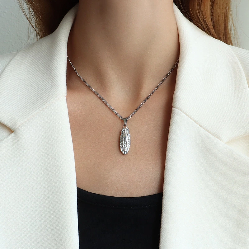 European And American Retro Queen Oval Clavicle Titanium Steel Necklace