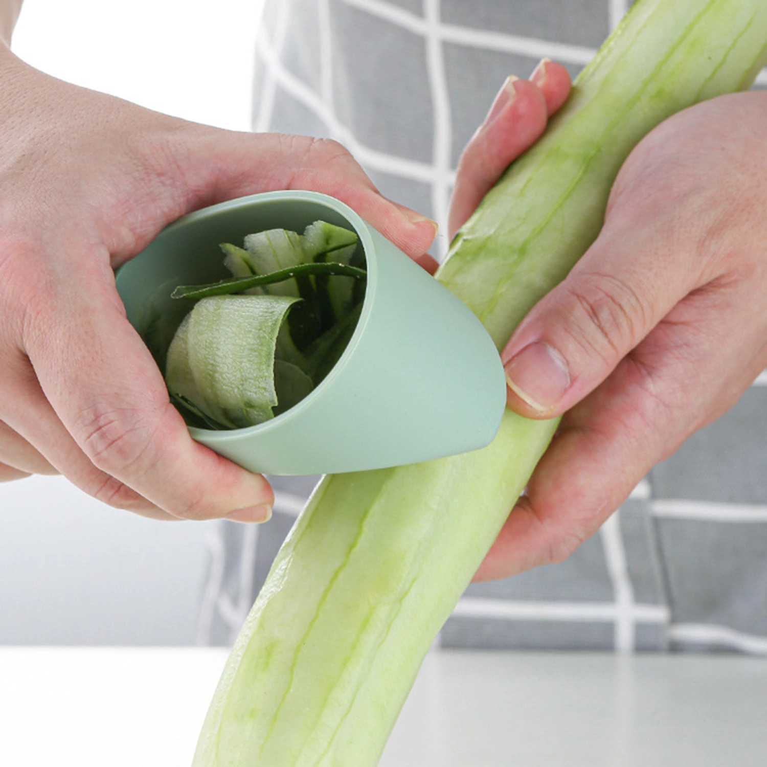 Fruit Peeler Quick Peel Easy Cleaning with Storage Tube Non-slip Sharp Blade Peeling Food Grade Cucumbers Carrots Restaurant Vegetable Peeler Kitchen Tool