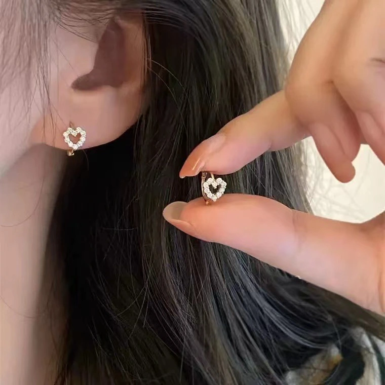 Women's Fashion Hollow Heart Earrings