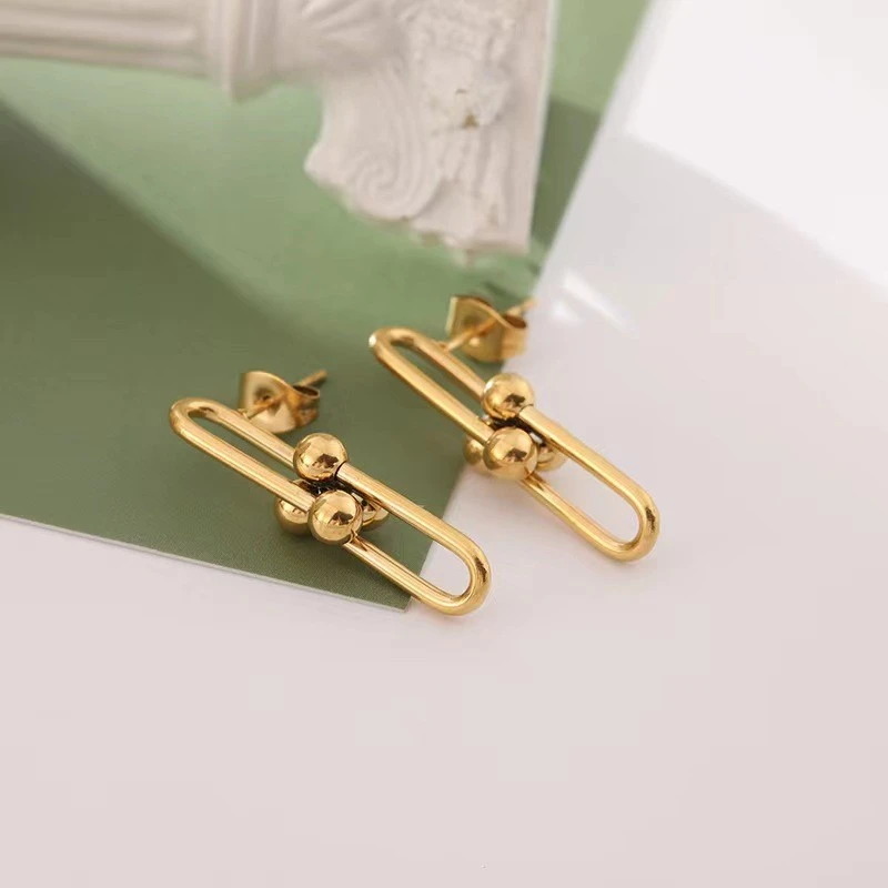 Simple And Fashionable 18k Horseshoe Shaped Earrings