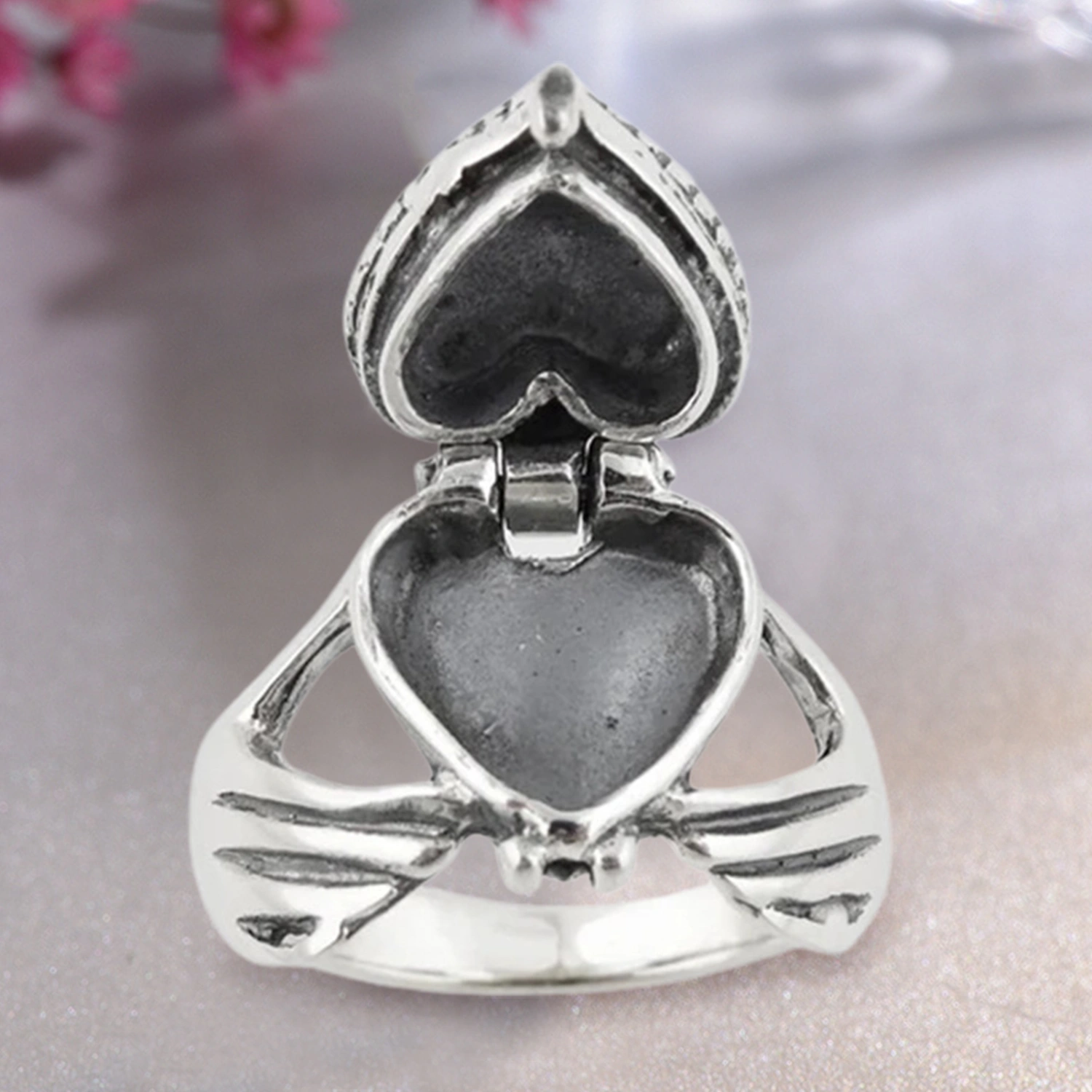 Women Ring Holding A Heart Openable Accessory Fashion Appearance Bright Luster Finger Ring for Wedding