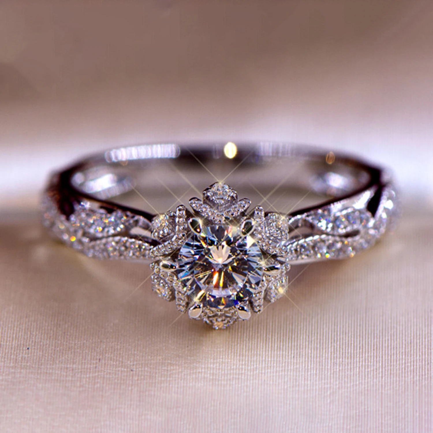 Women Ring Exquisite Beautiful Elegant Rhinestone Lady Ring for Valentine's Day