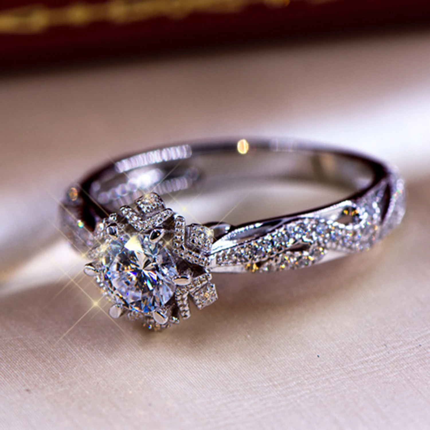 Women Ring Exquisite Beautiful Elegant Rhinestone Lady Ring for Valentine's Day