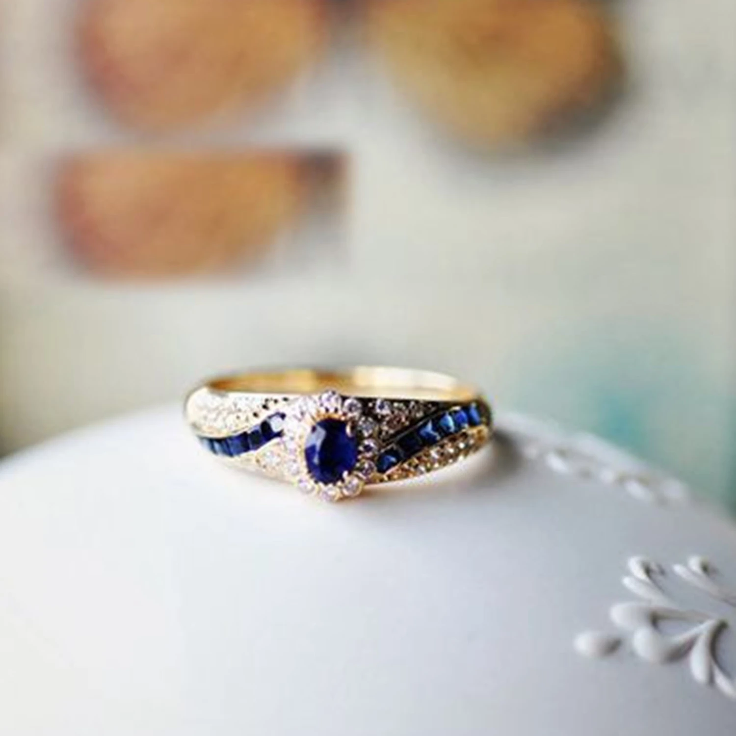 Women Ring Smooth Surface High-end Shiny Rhinestone Inlaid Wedding Circlet Female Jewelry