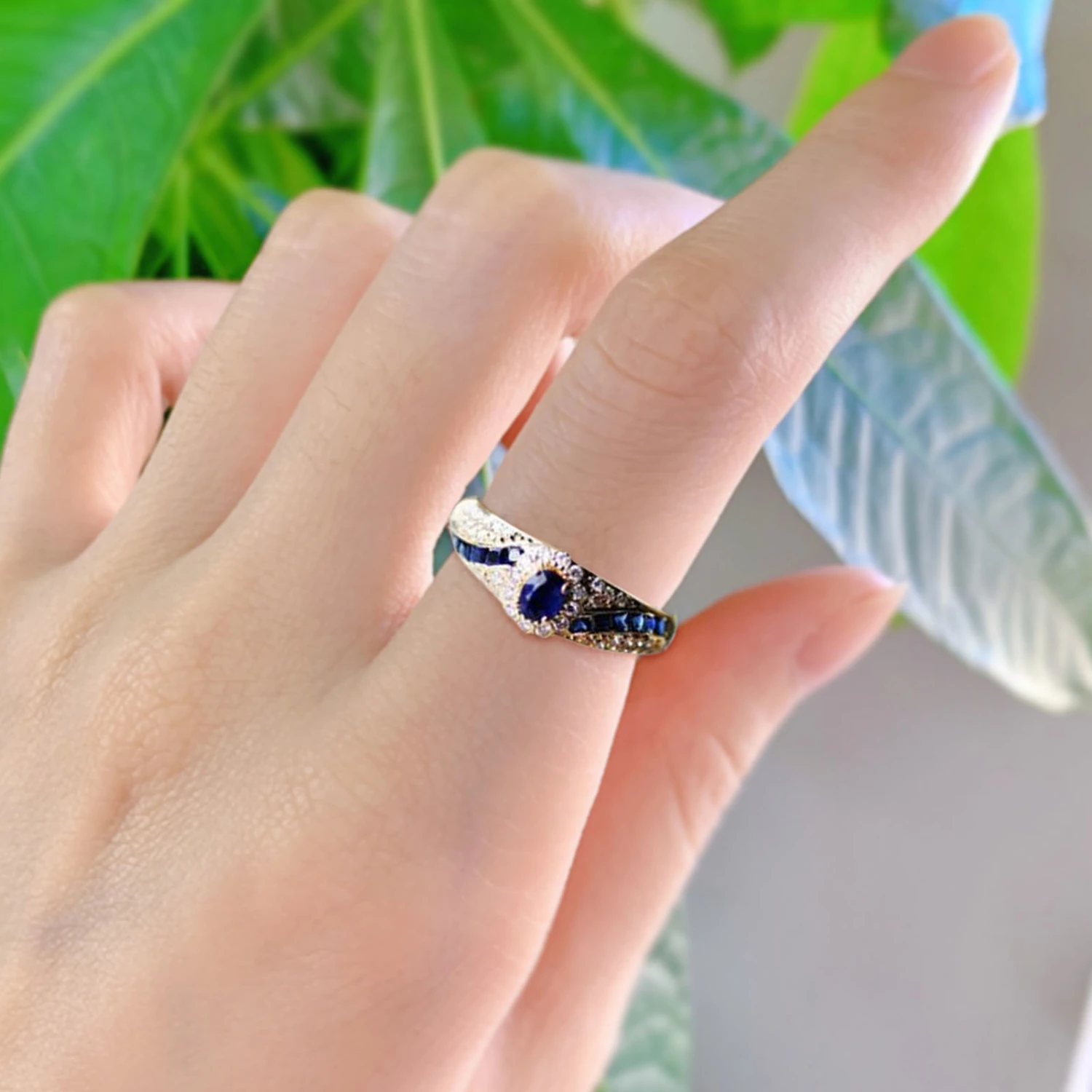 Women Ring Smooth Surface High-end Shiny Rhinestone Inlaid Wedding Circlet Female Jewelry