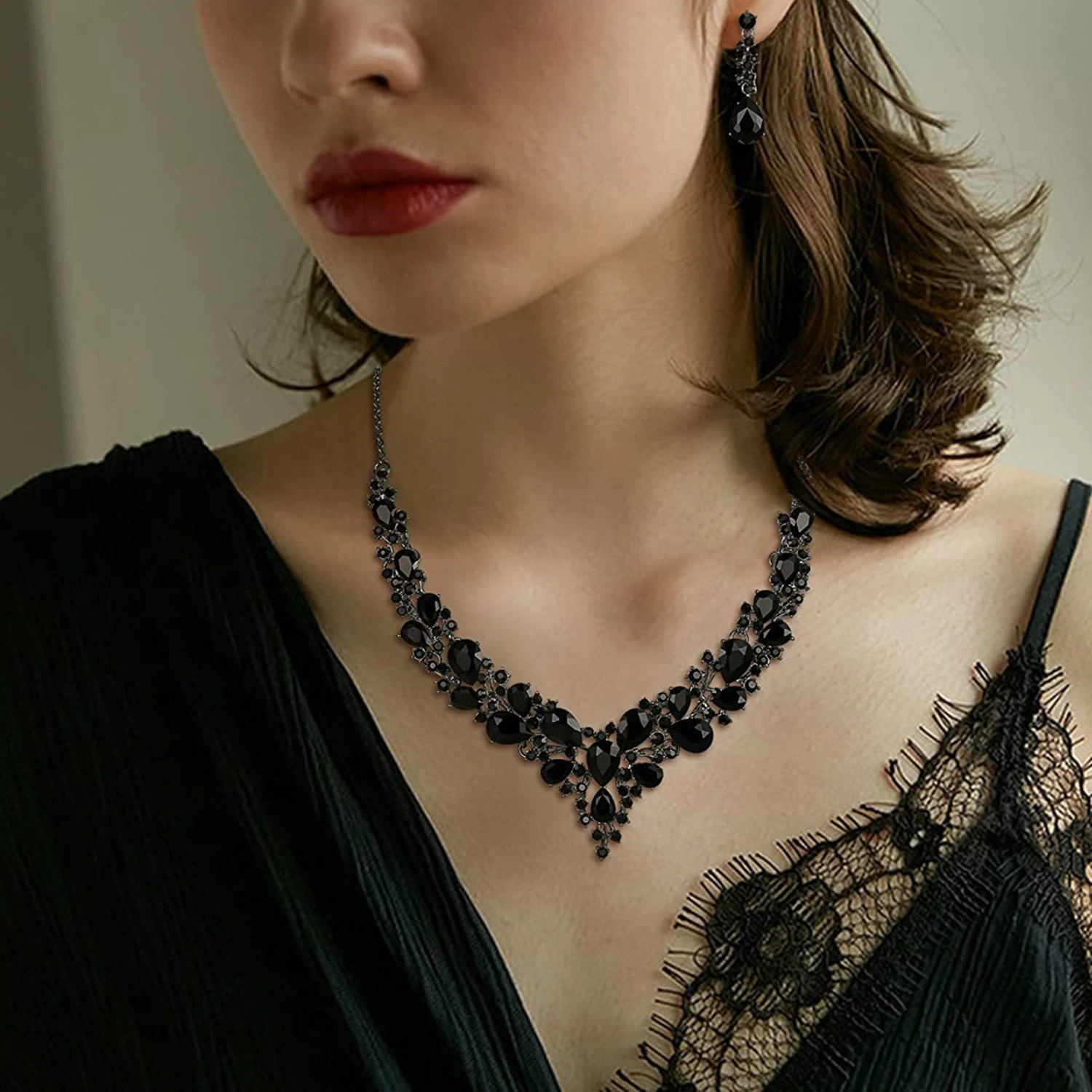 Alloy Wedding Jewelry Set Hollow Out Lightweight Shiny Rhinestone Necklace Earring Set for Banquet