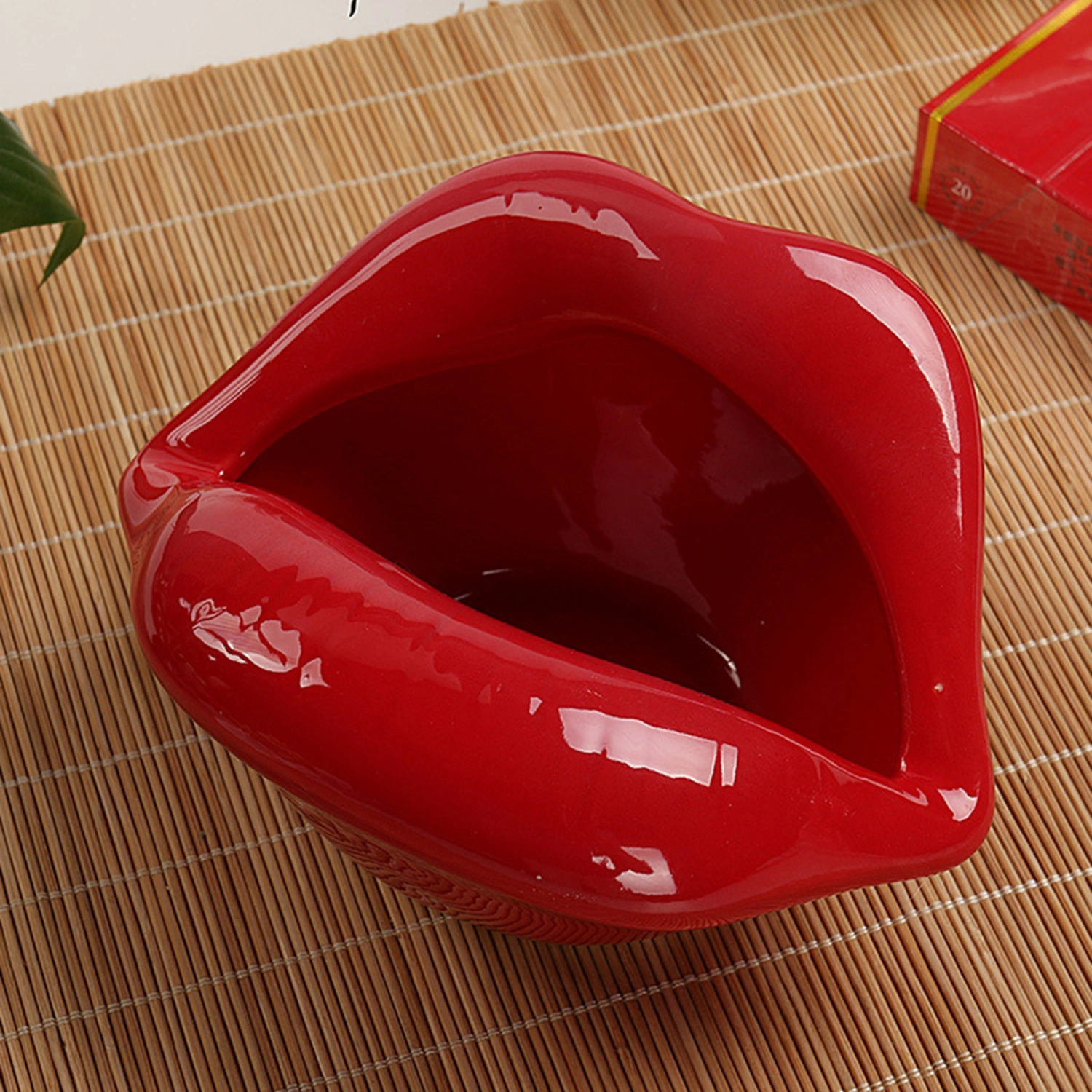 Cute Cartoon Lips Shape Ceramic Ashtray Trendy Mouth Home Mini Boyfriend Gift