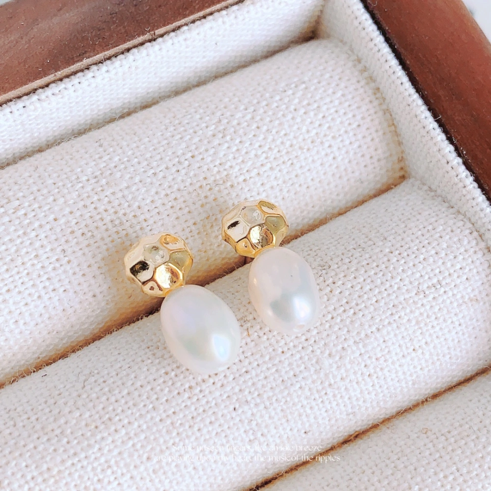 Small Metal Freshwater Pearl Ear Studs