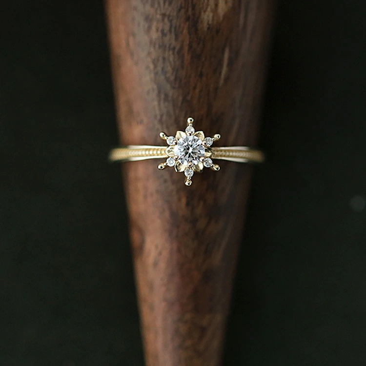 Women's Six-claw Hollow Snowflake Ring