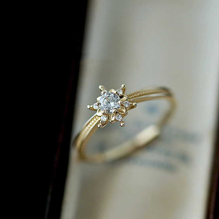 Women's Six-claw Hollow Snowflake Ring