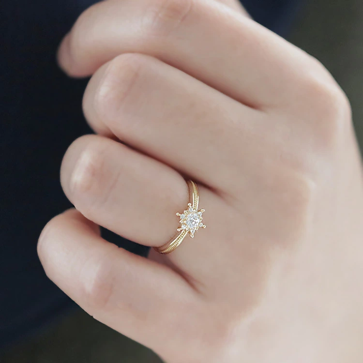 Women's Six-claw Hollow Snowflake Ring
