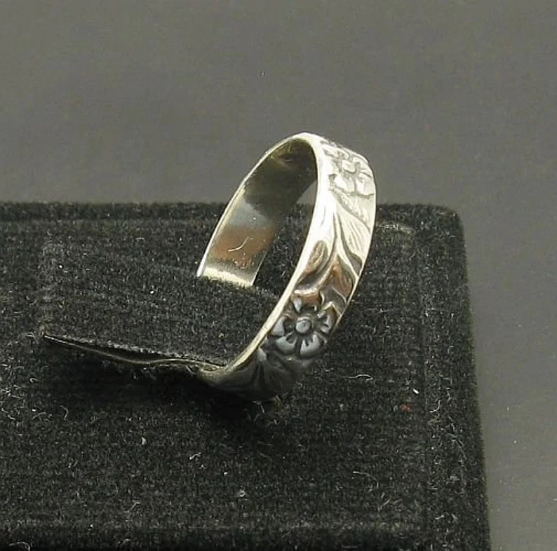 Women's Retro Antique Silver Pattern Ring