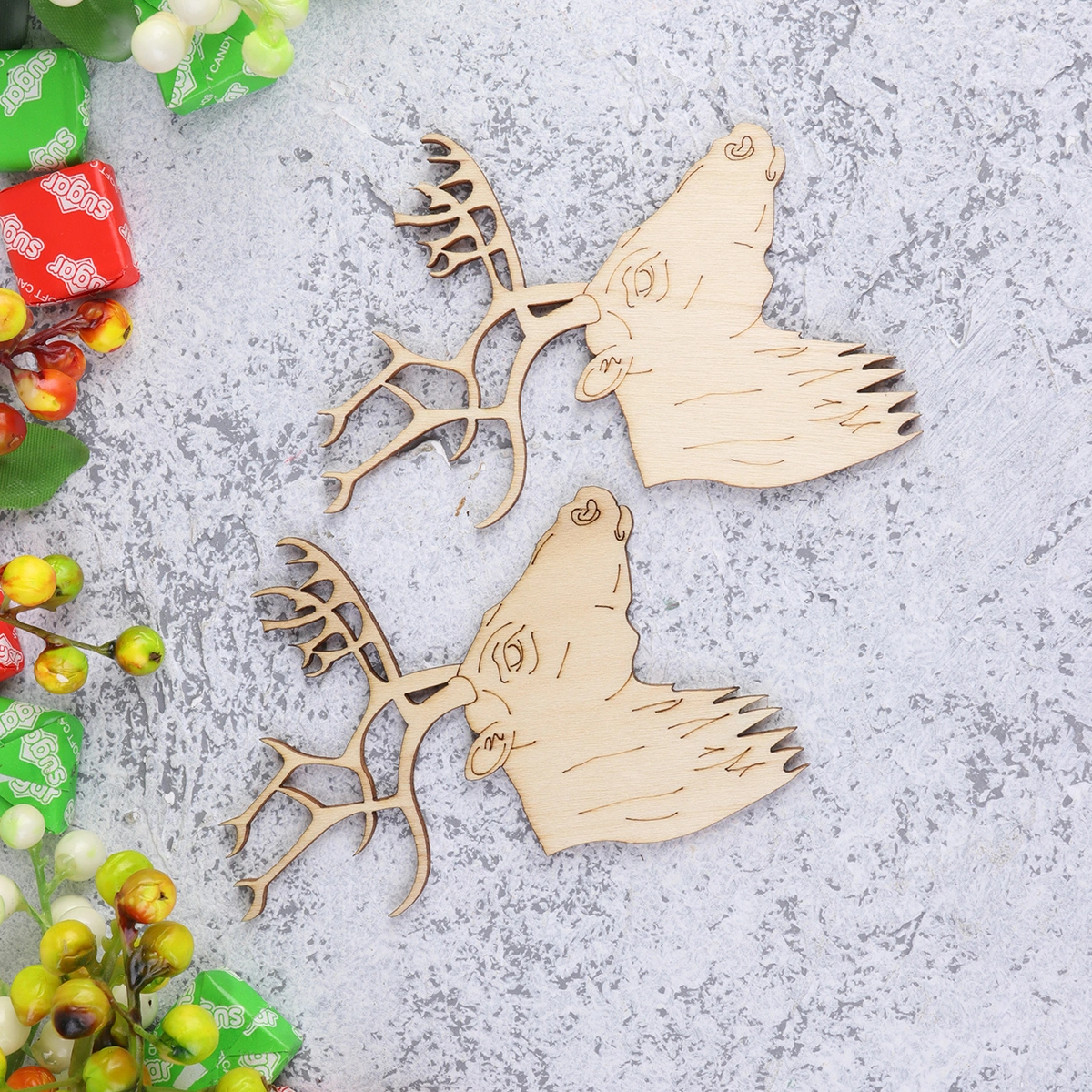 20pcs Wood Christmas Hanging Pendants Fine Carving Craft Pendant DIY Painted Decorative Wood Chips Lovely Christmas Hanging Tag for Gift Packaging Party Decor Deer Head Style