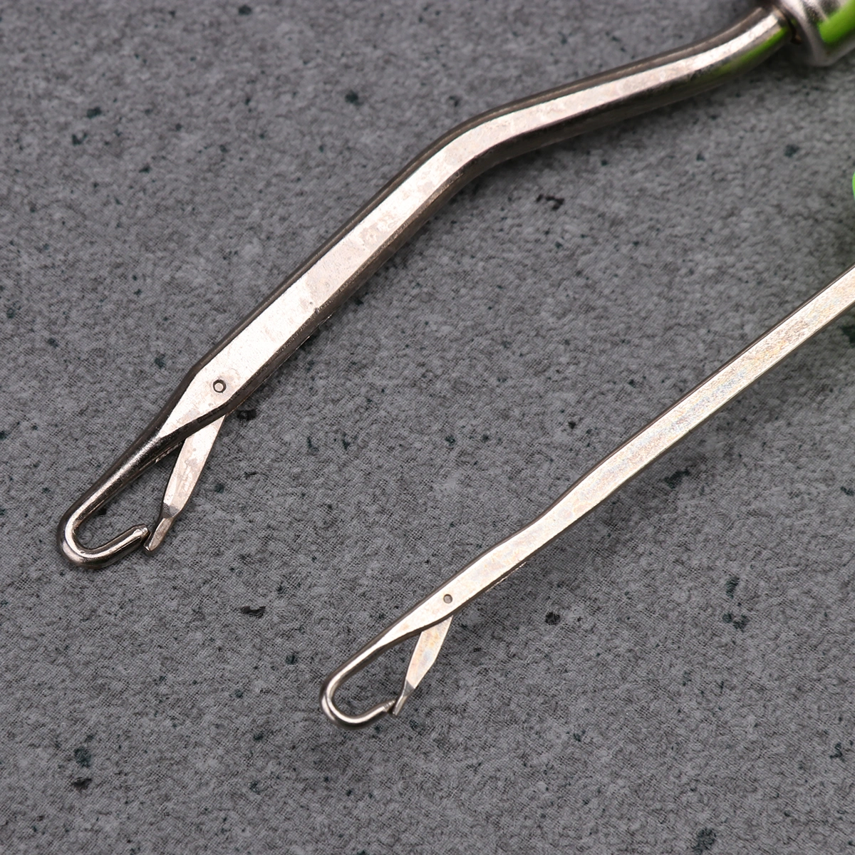 2pcs Wooden Bent Latch Hook Tool and Plastic Latch Hook Crochet Needle