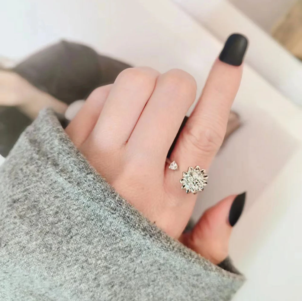 Men's And Women's Fashion Simple Sunflower Shape Ring