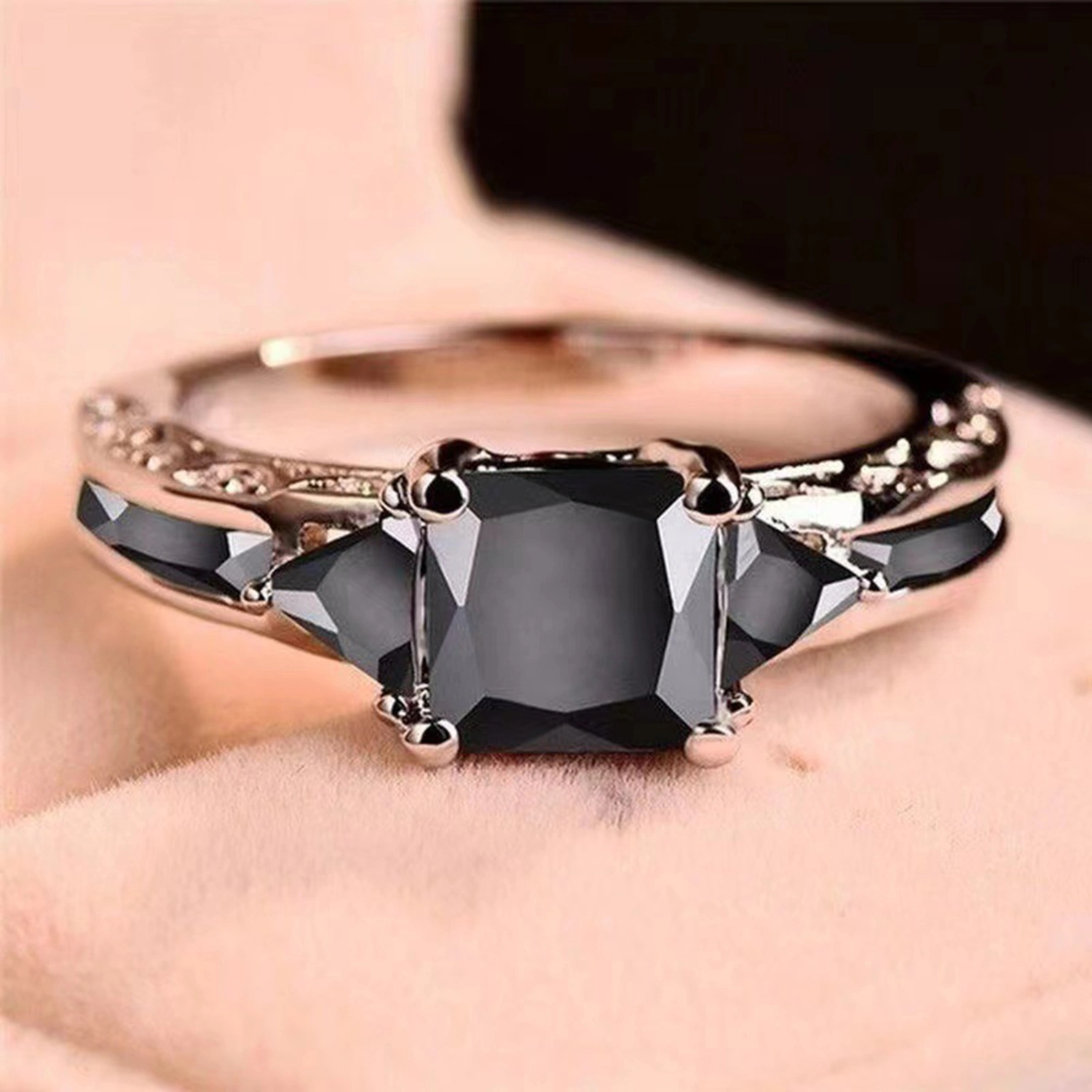 Women Ring Cubic Zirconia Europe And America Hollow Out Vintage Geometric Decoration Shining Lady Promise Wedding Band Ring Jewelry Accessory