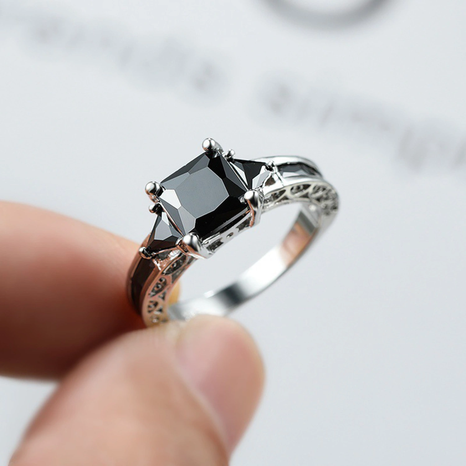 Women Ring Cubic Zirconia Europe And America Hollow Out Vintage Geometric Decoration Shining Lady Promise Wedding Band Ring Jewelry Accessory