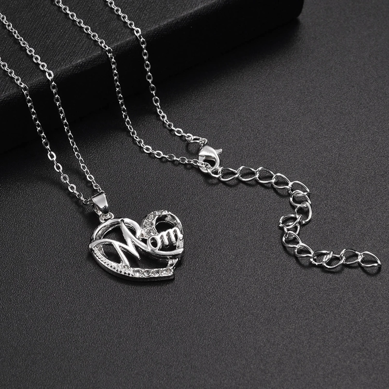Women Necklace Shiny Rhinestones Inlay Heart Pendant MOM Lettered Elegant Dress-Up Alloy Jewelry Clavicle Chain Party Dress Mom Jewelry Mother's Day Gift