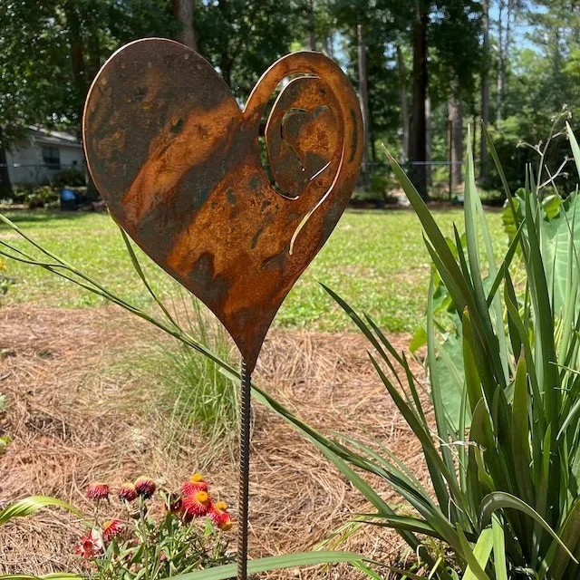 Metal Rusty Heart Column Floor Outlet