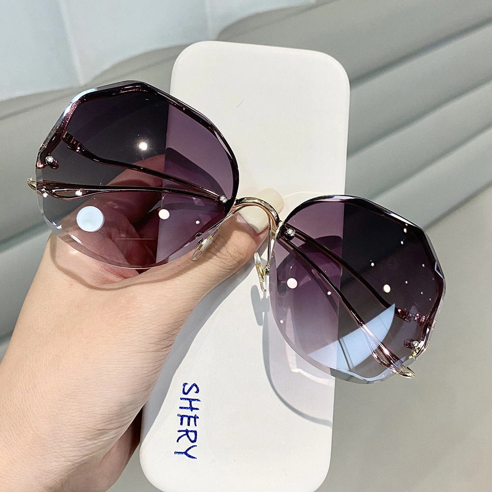 Fashion Sunglasses Women Metal Female UV400 Vintage Ladies Stylish Design Oversized Square Sunglasses For Women