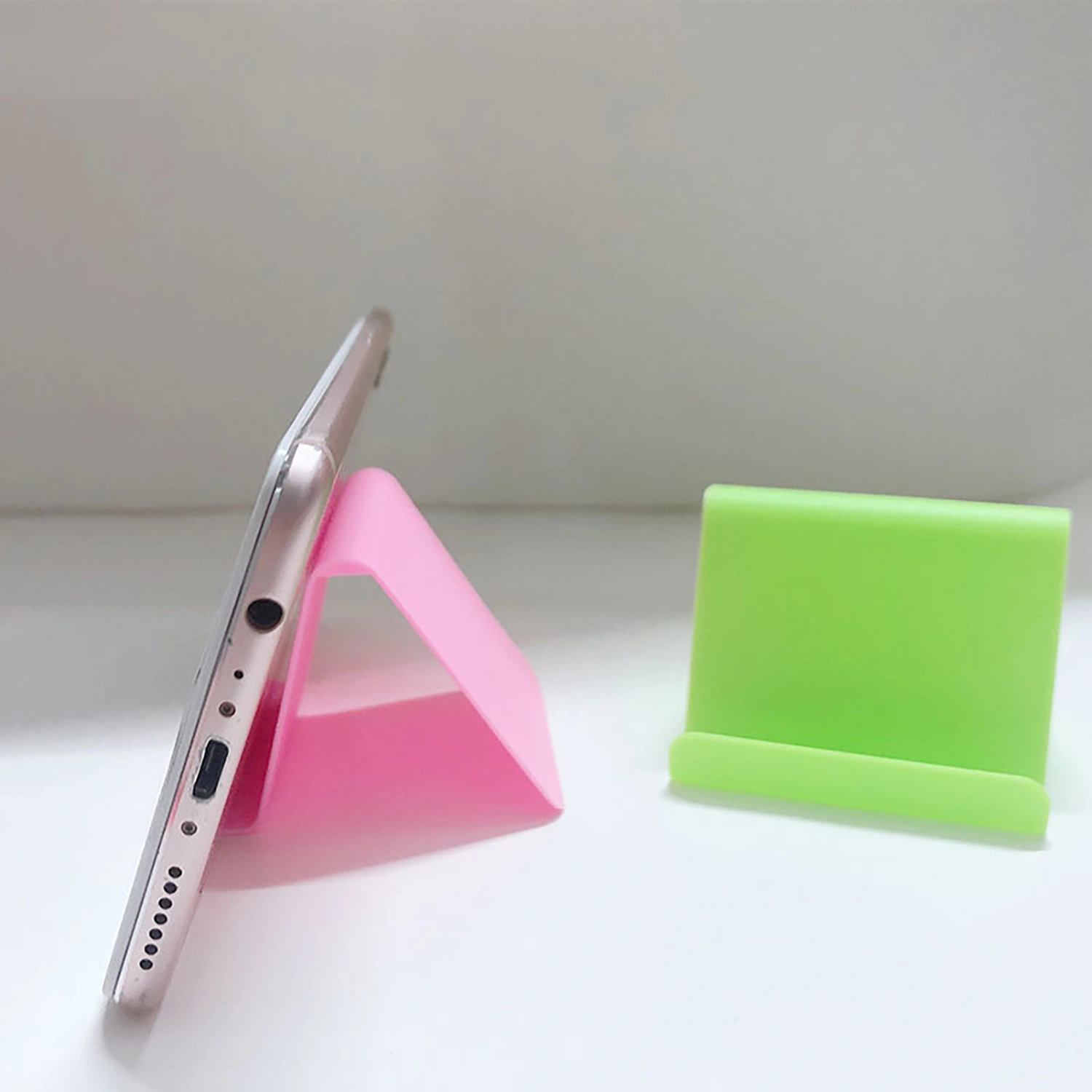 Mobile Phone Holder Mini Portable Universal Desktop Stand Cell Phone Lazy Bracket for Watching TV