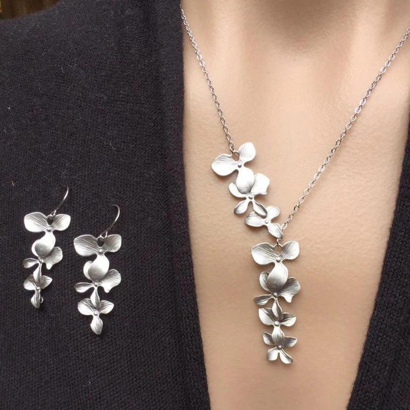 Women's Fashion Silver Petals Necklace And Earrings Suite