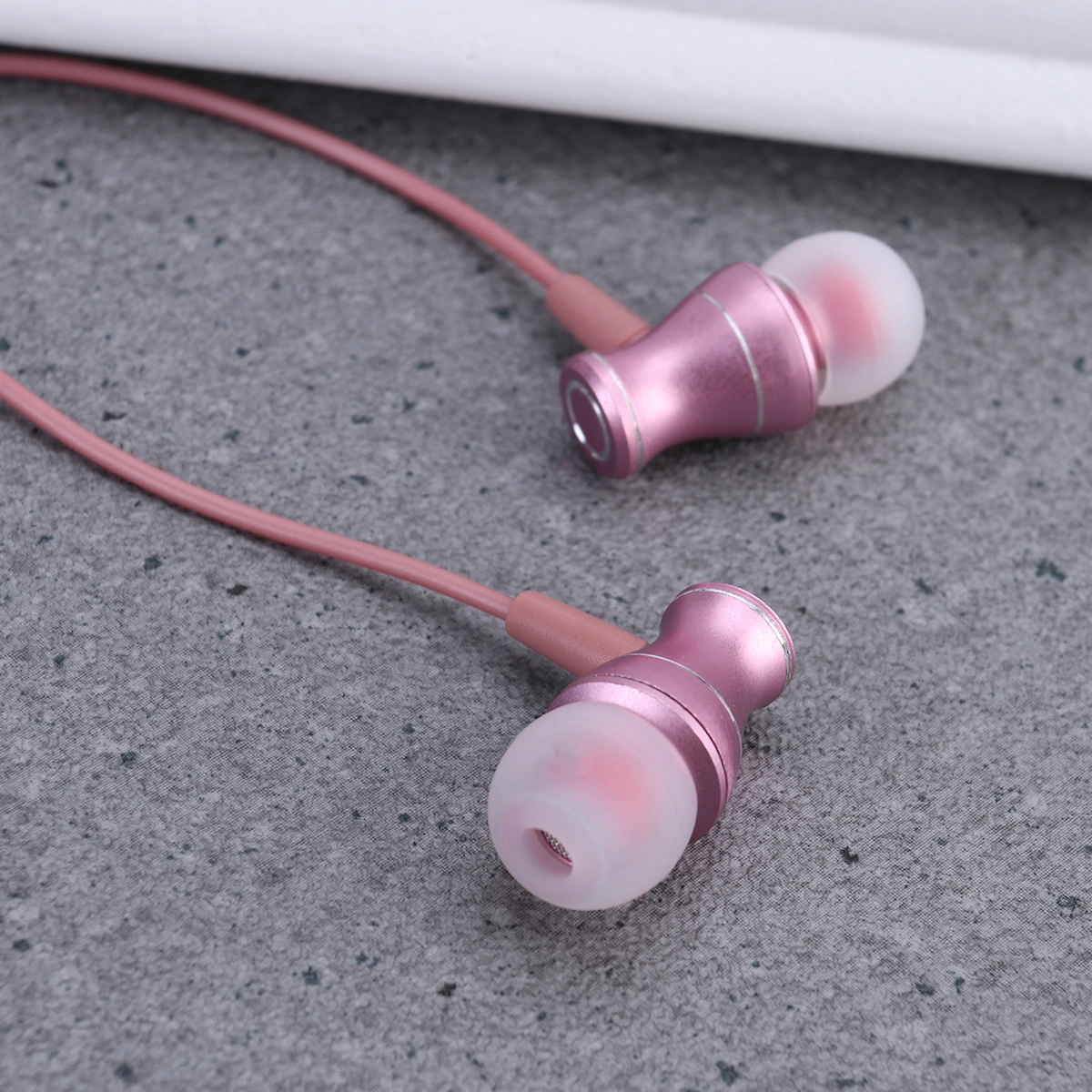 In-ear Earphones Wired Metal Stereo Bass Headphones 3.5MM Headset With Microphone Noise Isolating for Iphone Android and Tablet (Pink)