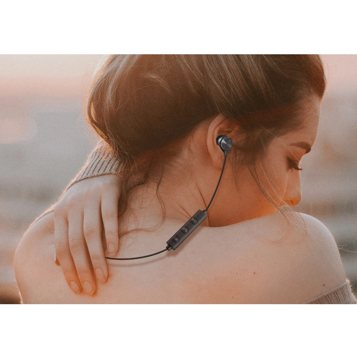 Stereo SubwooferEarphones4.2 In-ear Magnetic Headsets Noise Cancelling Super Bass Headphones Sweatproof Sports Running Earbuds With Mic Hands-free Call Voice Prompt (Black)