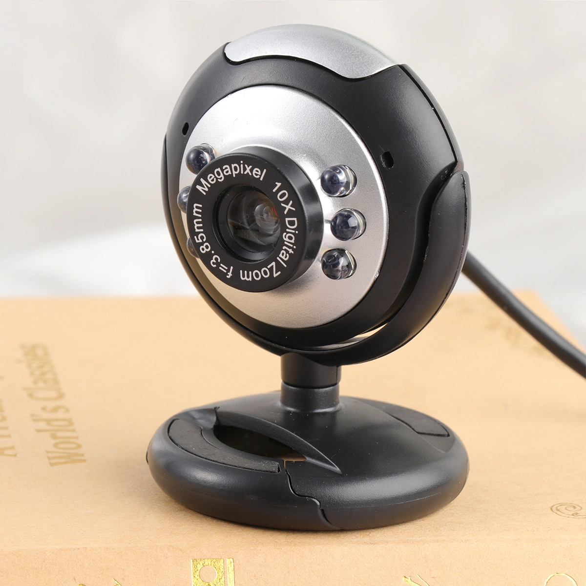 0.6MP USB 6-LED Web Cam Professional Webcam Computer PC Laptop Camera with Microphone and Clip (Black)