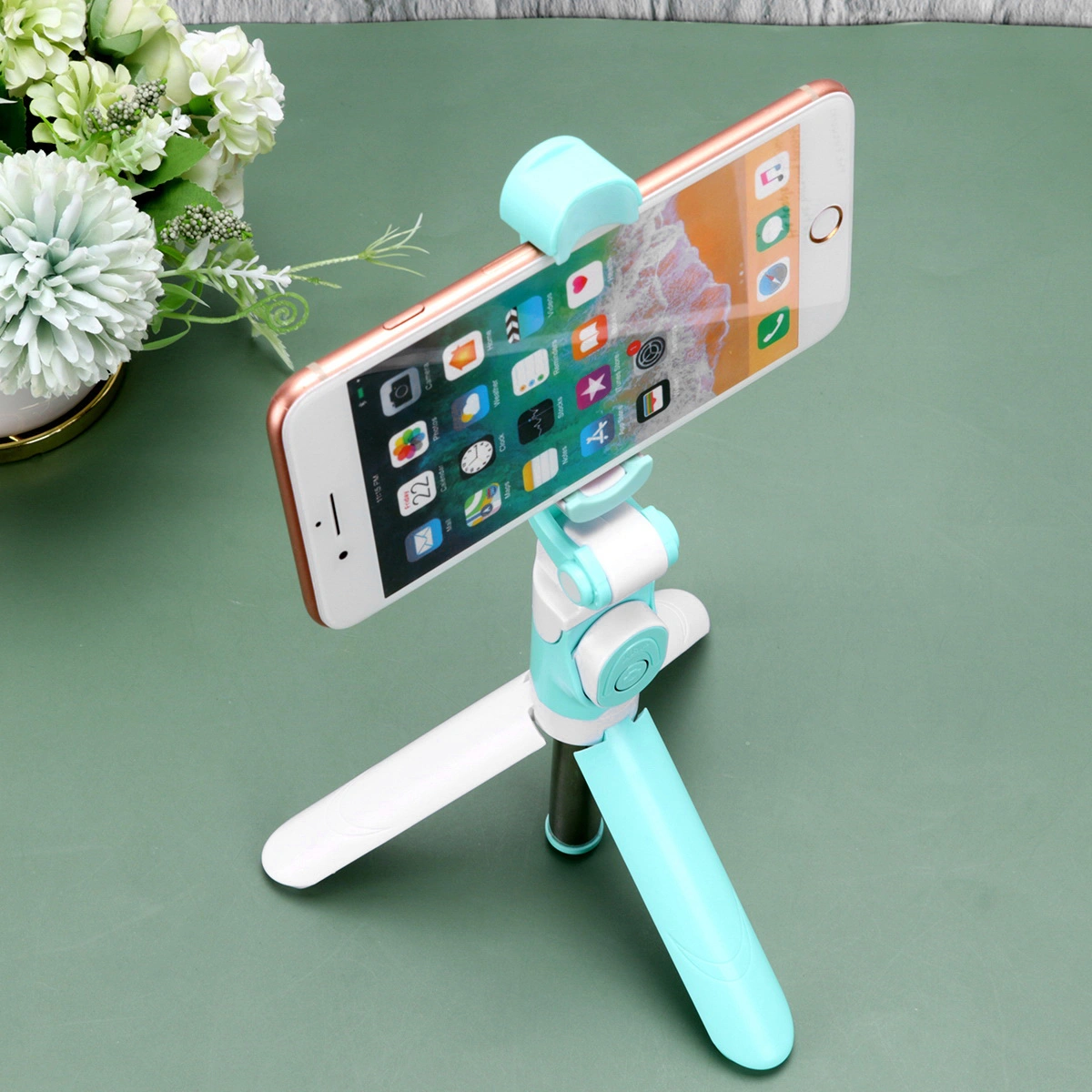 Mobile Phone Tripod Portable Selfie Stick Phone Holder Clip Stand Wireless Remote Self-Timer Tripod Selfie Rod (Green)