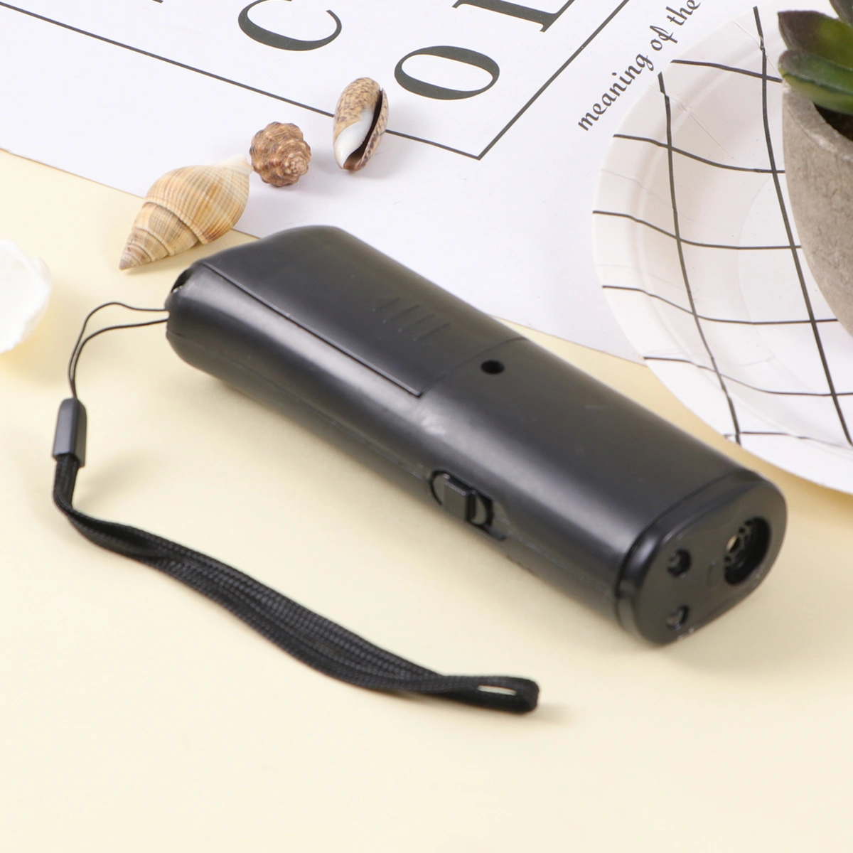 Ultrasonic LED Dog Repeller Trainer Pet Dog Rumbling Equipment Flashlight 2800mcd 3 Mode for Training Dog Drive Dog without Battery (Black)