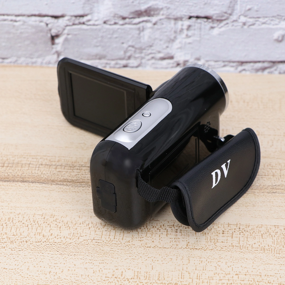 Mini Video DV Camcorder Handheld 16 Million Pixels Digital Camera LED Flash Digital Zoom 2.0 Inch (Black)