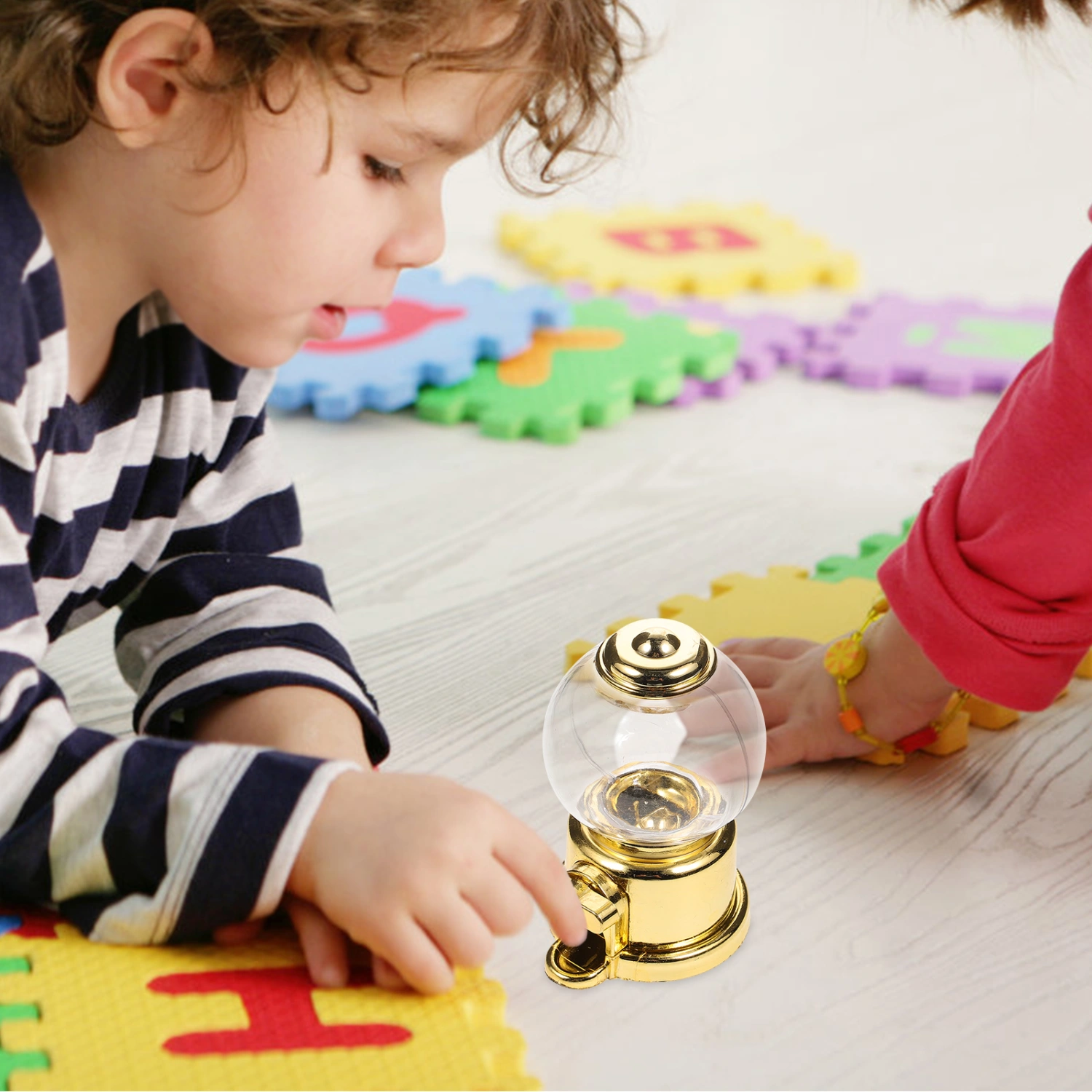 4Pcs Small Candy Dispenser Manual Gumball Machine Plastic Candy Holder Gumball Machine Toy