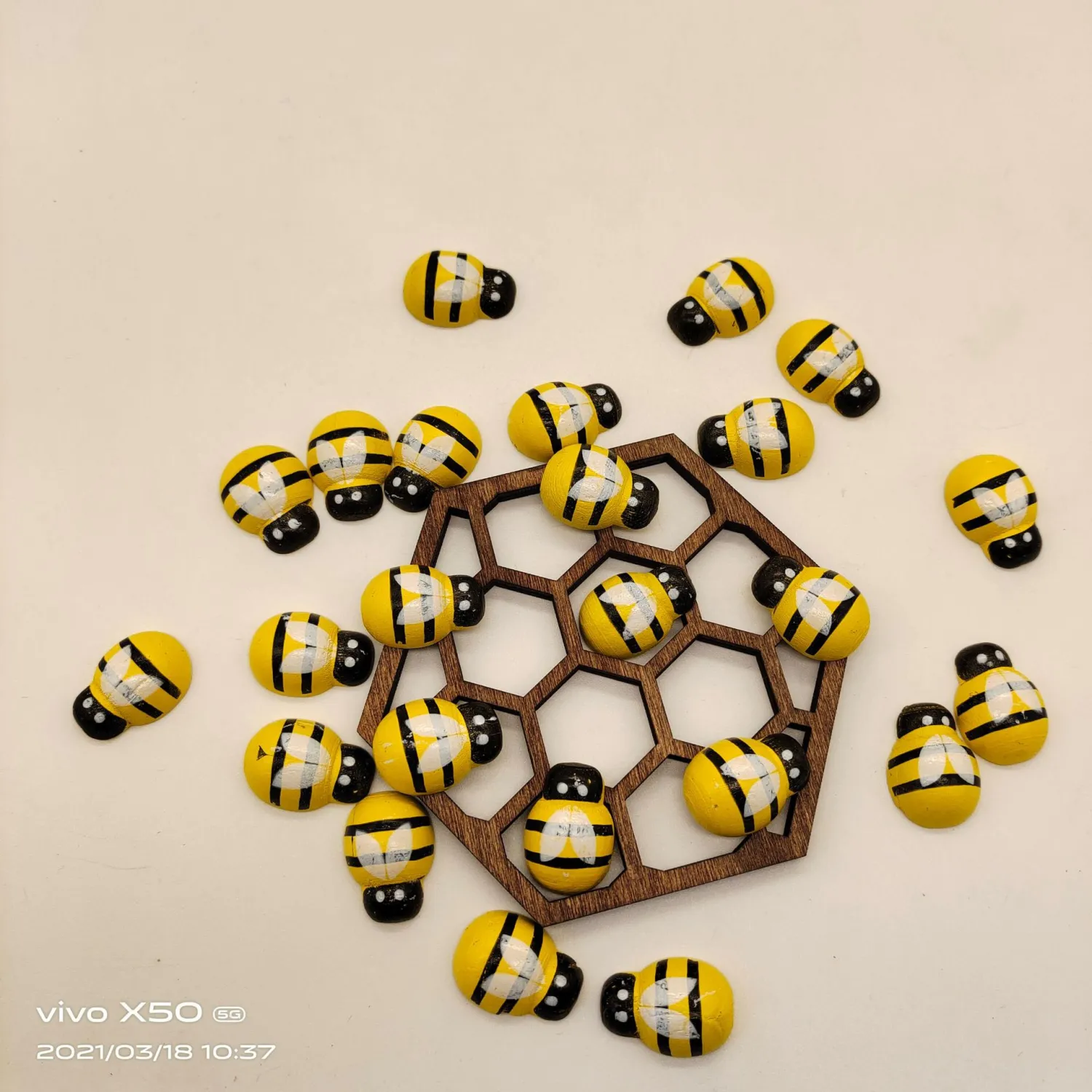 24pcs Bee Ornaments Wooden Bee Crafts Bee Hanging Decorations DIY Crafts Bee Decors