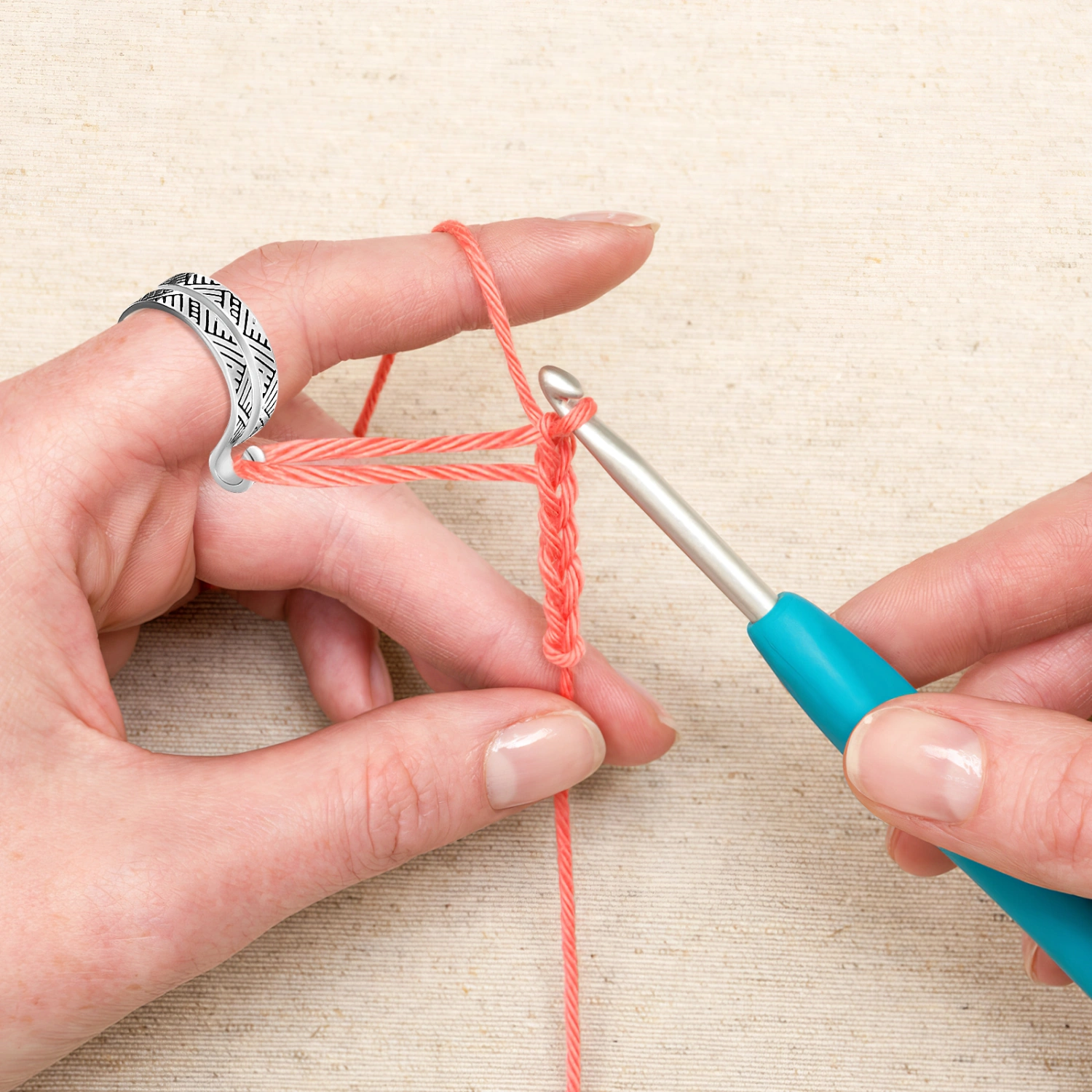 2 Pcs Crochet Rings Knitting Loop Rings Multi-purpose Yarn Guide Finger Rings Practical Crochet Rings