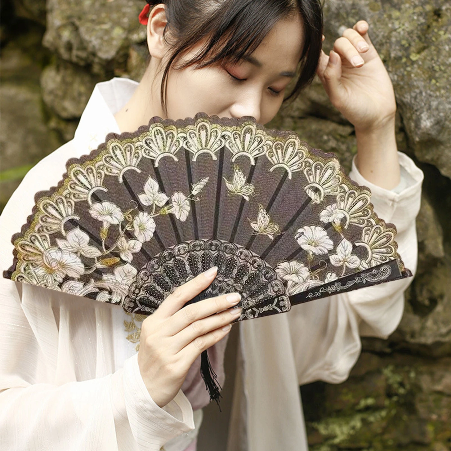 Handheld Fan Vintage Style Bright Color Exquisite Pattern Fine Workmanship Ultralight Cloth Retro Chinese Style Folding Fan Photography Prop Office Supplies