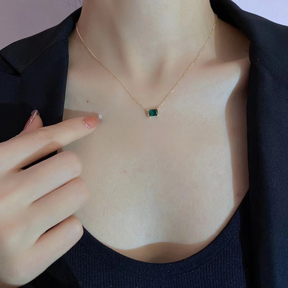 A Simple Green Emerald Pendant Light Luxury Necklace