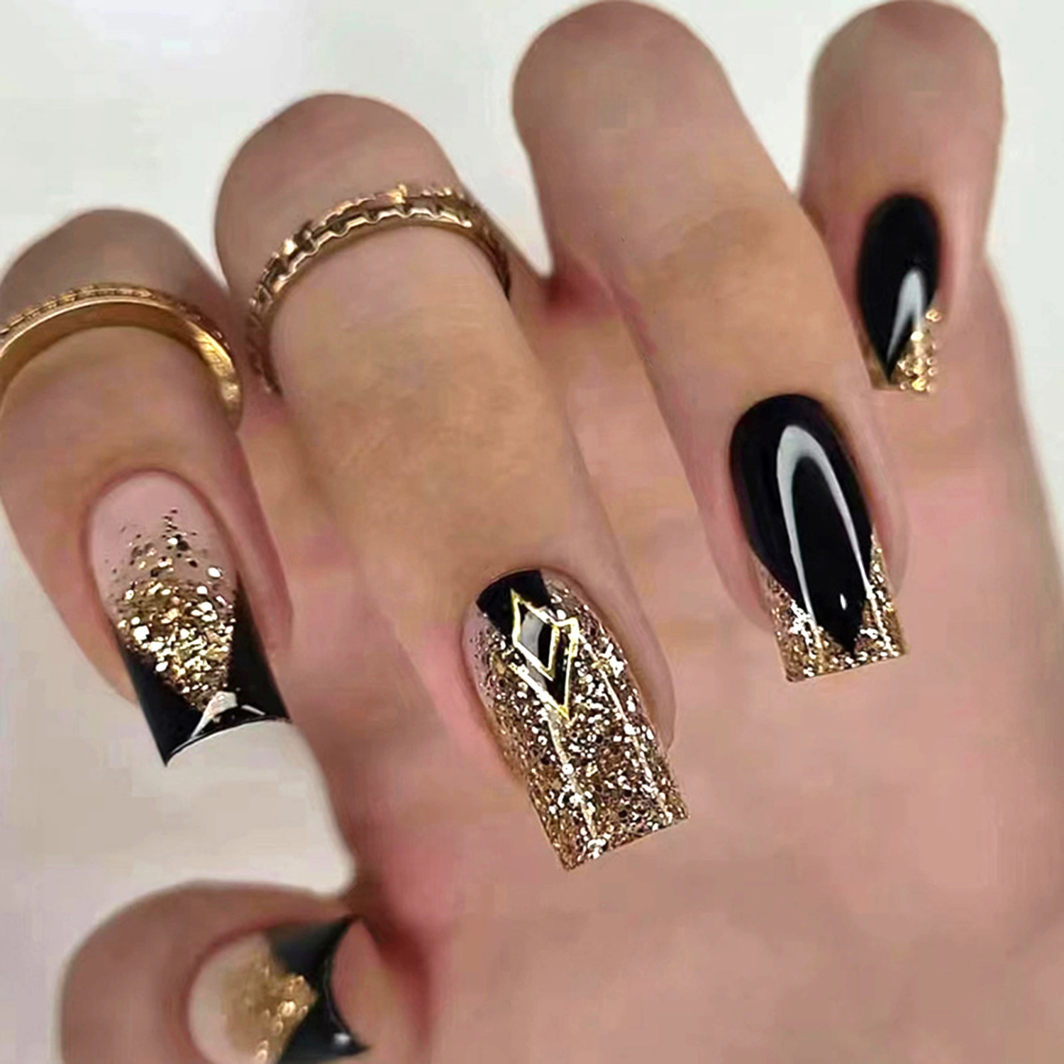 24Pcs Removable Wearable Fake Nails Multi-sized Glitter Effect Artificial Finger Manicure Full Cover French Tip Press on Nails Nail Salon Supplies