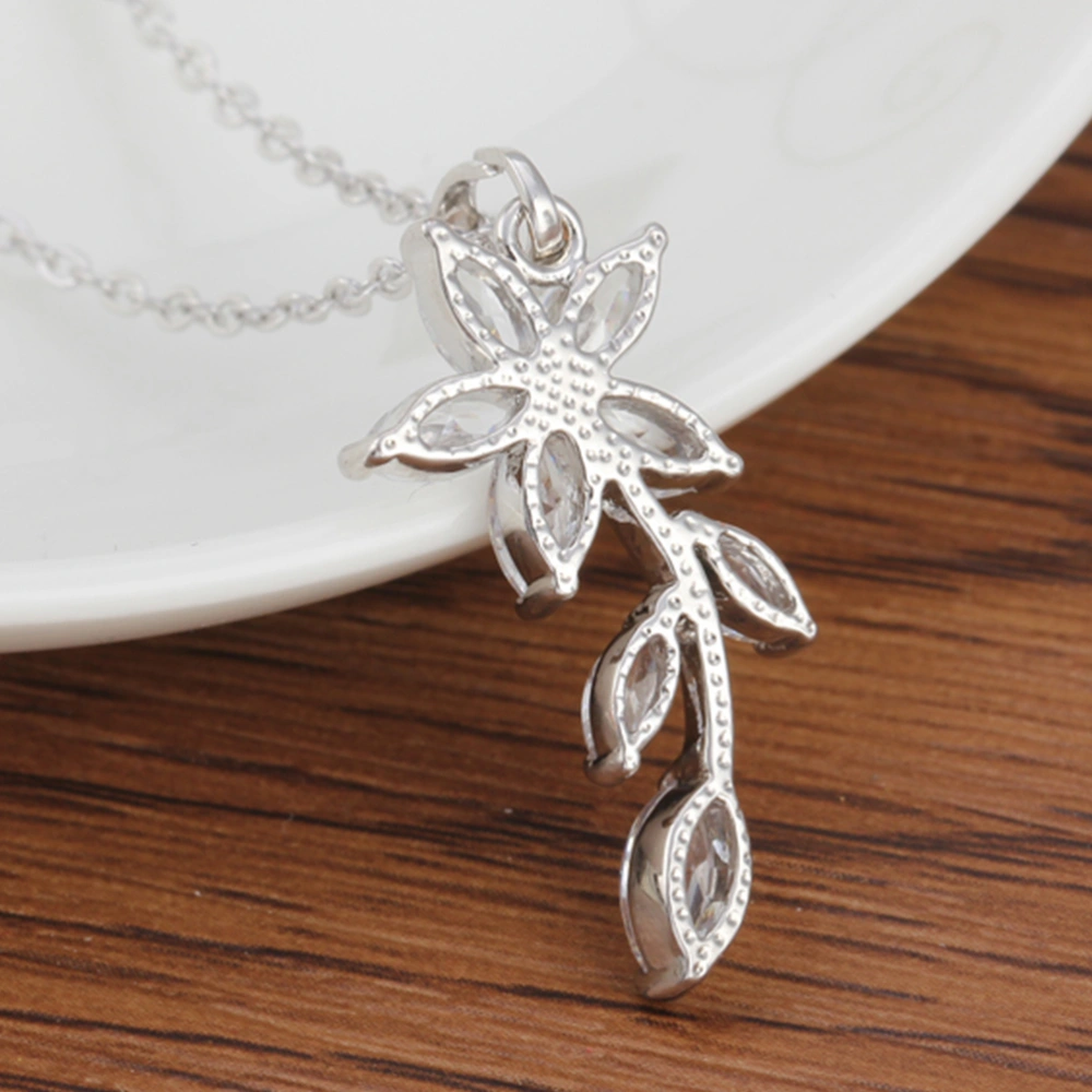 Women Necklace Micro-inlay Hollow out Flower Leaf Shape Temperament Dazzling Zircon Chain Pendant Necklace (Silver)