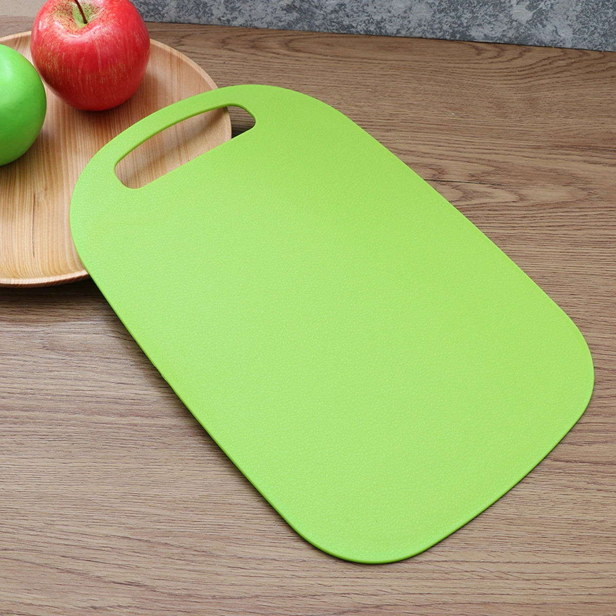 Multifunctional Plastic Chopping Board Antibacterial Non-Slip Cutting Board Chopping Block Practical Kitchen Tool (Random Color)