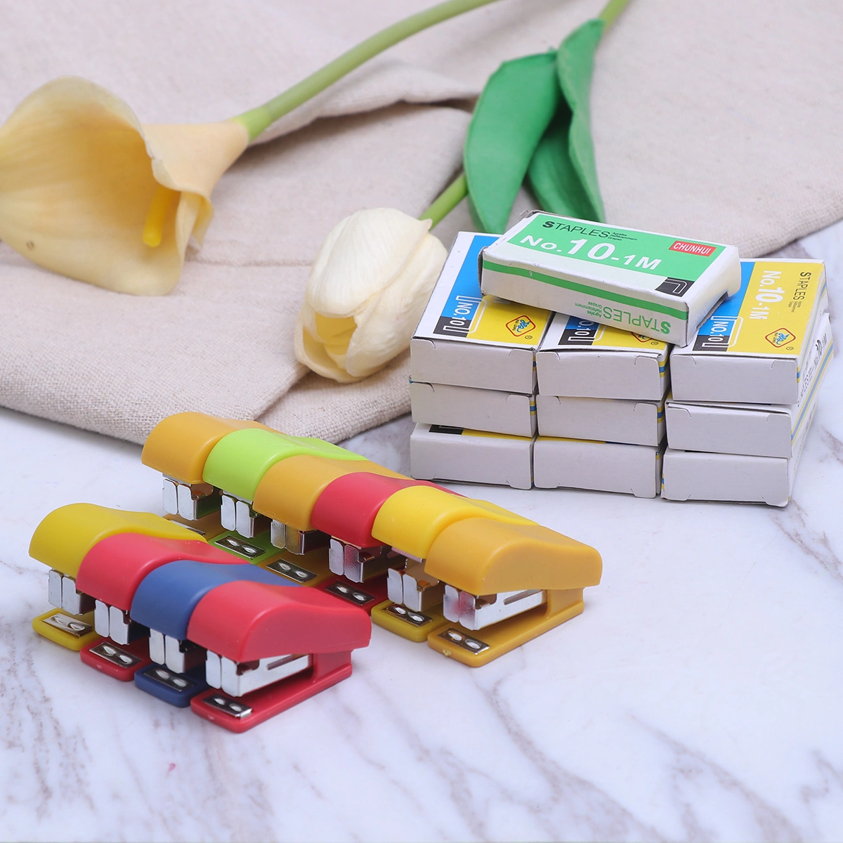 10pcs Mini Desktop Stapler Hand Stapler Office Home Stapler with Staple(Random Color)