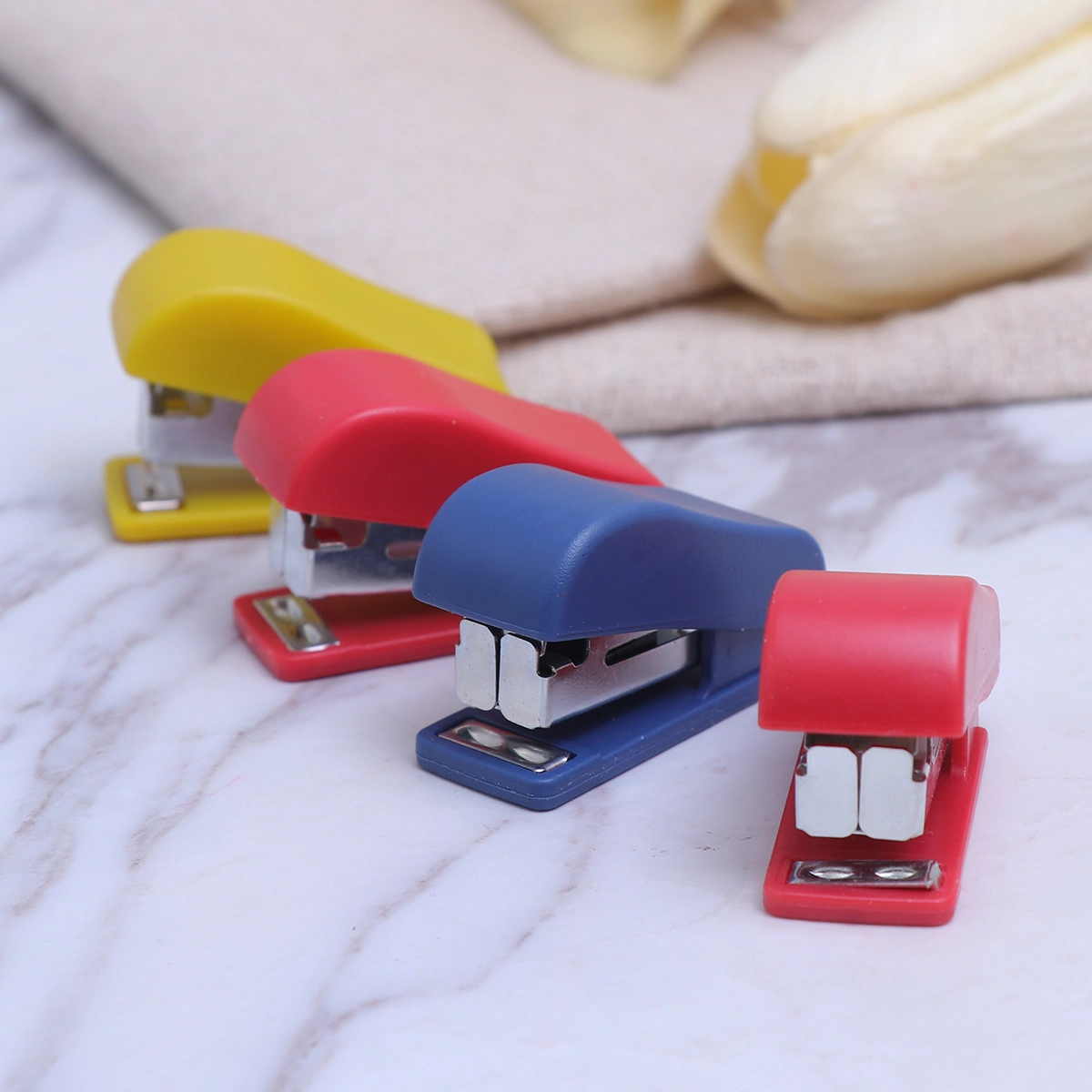 10pcs Mini Desktop Stapler Hand Stapler Office Home Stapler with Staple(Random Color)