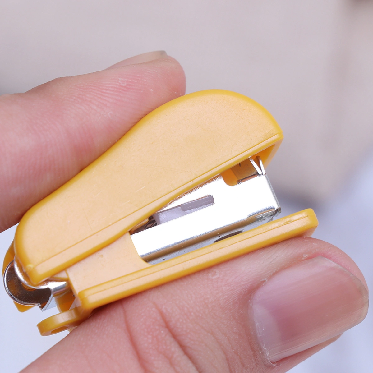 10pcs Mini Desktop Stapler Hand Stapler Office Home Stapler with Staple(Random Color)