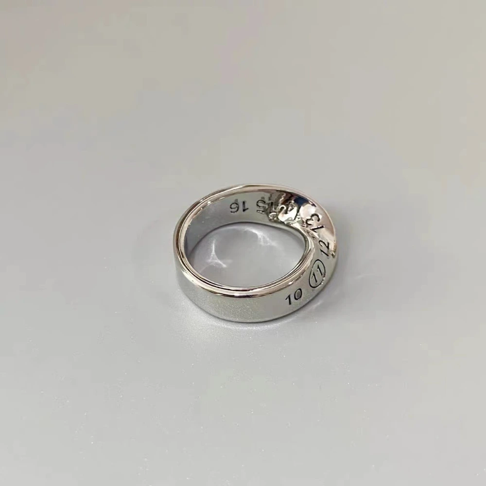 Simple Mobius Digital Ring For Men And Women