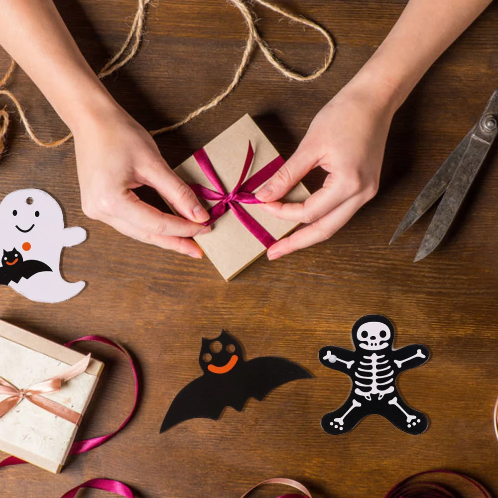 50pcs Halloween Tags Hanging Gift Tag Candy Box Decorating (Random Pattern)